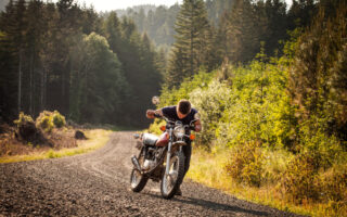 道の途中でバイクを押す男性