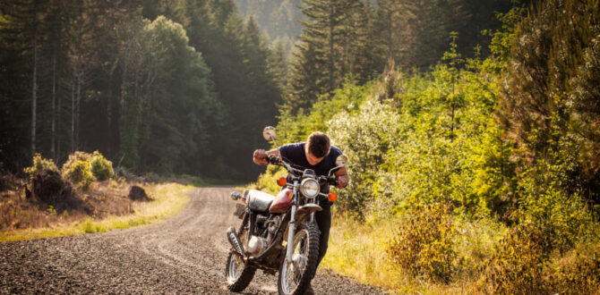 道の途中でバイクを押す男性